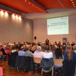 Vereinsvorsitzender Dr. Reinhard Hunold begrüßte rund 120 Besucher in der Attendorner Stadthalle zum Thema “Depression und Trauer in der Palliativmedizin”