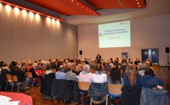 Vereinsvorsitzender Dr. Reinhard Hunold begrüßte rund 120 Besucher in der Attendorner Stadthalle zum Thema "Depression und Trauer in der Palliativmedizin"