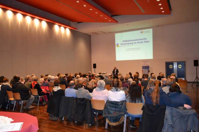 Vereinsvorsitzender Dr. Reinhard Hunold begrüßte rund 120 Besucher in der Attendorner Stadthalle zum Thema "Depression und Trauer in der Palliativmedizin"