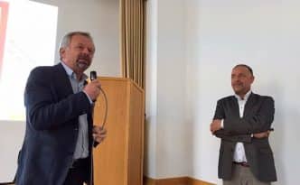 Vereinsvorsitzender Dr. Reinhard Hunold in Diskussion mit Dr. Jürgen Muders