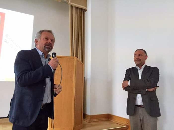 Vereinsvorsitzender Dr. Reinhard Hunold in Diskussion mit Dr. Jürgen Muders